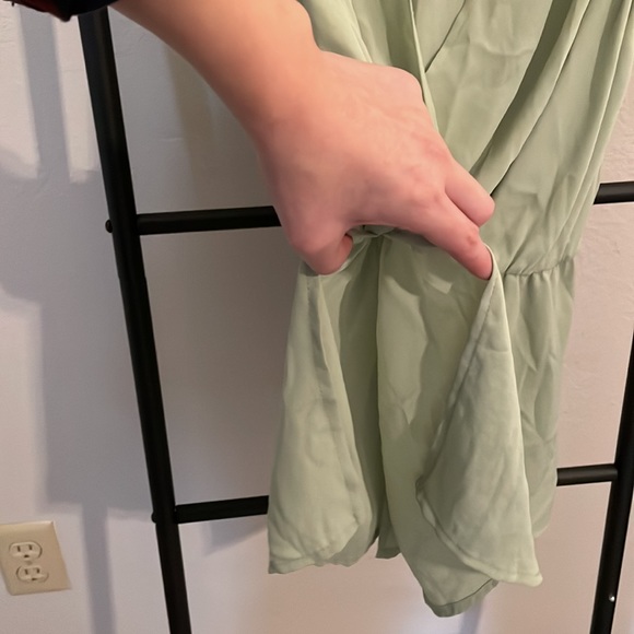 Lovely mint faux-wrap blouse with knot detail and flowy bottom - Picture 4 of 5